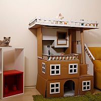 Kartonový domeček pro kočku v interiéru